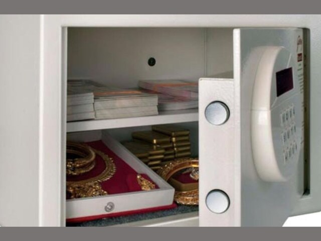 Vastu Tips: क्या सच में घर की तिजोरी में शीशा रखने से होता है धनलाभ?