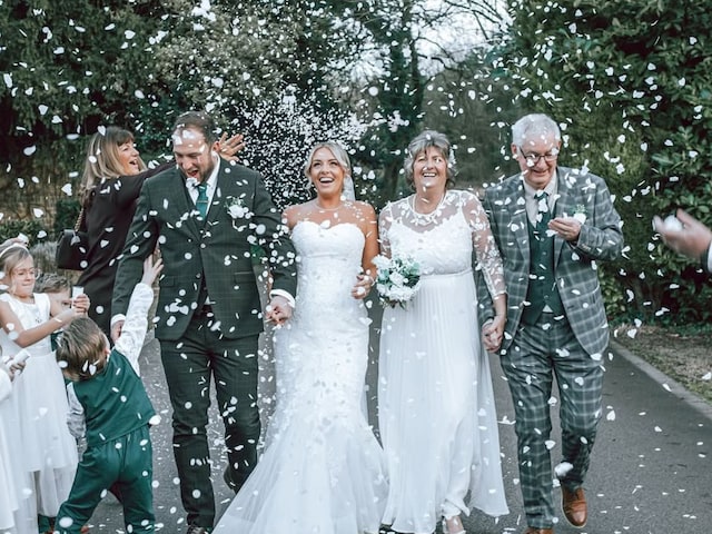 mother-daughter-wedding-2025-03-ebce38653911b73080a33103c1df21f4 The first daughter was married, then the mother also got married, both became brides on the same day, married!