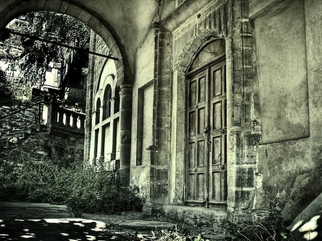 old-masion-2025-03-ee8d6ebb50561f9273fe66c827092469 400 years old 'ruins', still sees the owner's path, adorned tea cups, books are open!