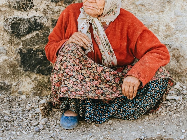 old-woman-2-2025-03-da280c609a3afe6227be10bf74487ac3 The educated will of the poor woman, the villagers were stunned to hear what was written inside!