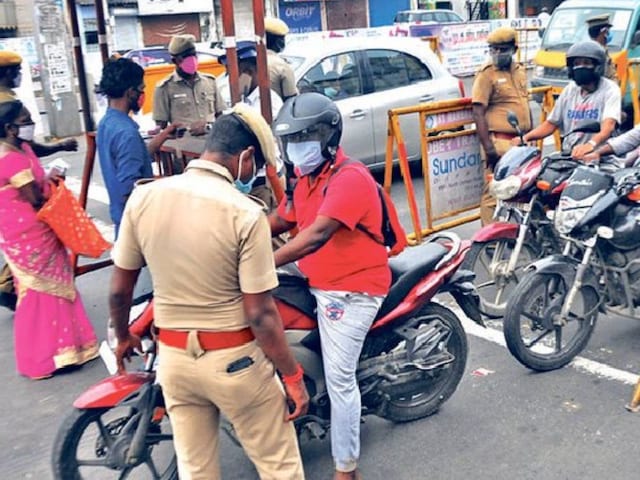 बिना नंबर प्‍लेट की बाइक देख ठनका माथा, सिपाही ने रोका तो शुरू कर दी ठाएं-ठाएं