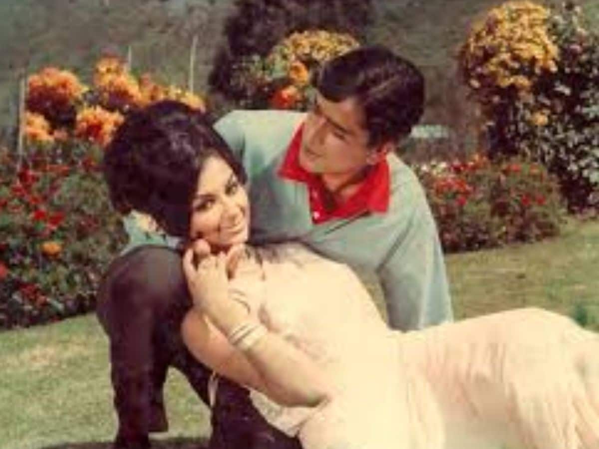 shashi kapoor News, shashi kapoor Films, Happy Birthday shashi kapoor, sharmila tagore, sharmila tagore love for shashi kapoor, shashi kapoor and sharmila tagore Films, when sharmila tagore mesmerized to see handsome actor shashi kapoor instantaneously, when shashi kapoor comes to meet his brother shammi kapoor on set of Kashmir Ki Kali, Kashmir Ki Kali Film, Kashmir Ki Kali Songs, शशि कपूर, शर्मिला टेगौर, कश्मीर की कली, शशि कपूर को चाहती थीं शर्मिला टेगौर