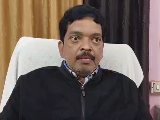 डीएम ऑफिस में युवक ने घुमाया फोन, कहा- ‘मेरा नाम, और… ‘ सुन अधिकारी के छूटे पसीने डीएम ऑफिस में युवक ने घुमाया फोन, कहा- ‘मेरा नाम, और… ‘ सुन अधिकारी के छूटे पसीने