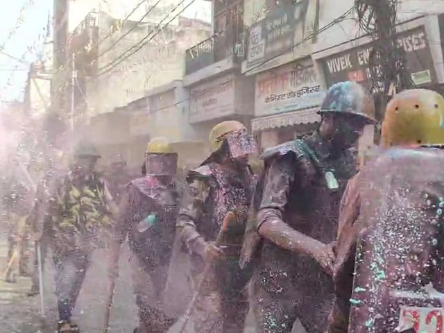 होली पर शाहजहांपुर में जूलूस के दौरान बवाल, पुलिस पर किया पथराव, फिर जवानों ने जमकर बरसाईं लाठियां होली पर शाहजहांपुर में जूलूस के दौरान बवाल, पुलिस पर किया पथराव, फिर जवानों ने जमकर बरसाईं लाठियां