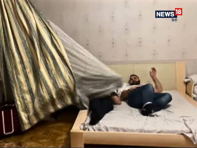बिस्तर पर लेटे थे लड़के, अचानक हिला खिड़की का पर्दा, पीछे से निकली ऐसी चीज... बिस्तर पर लेटे थे लड़के, अचानक हिला खिड़की का पर्दा, पीछे से निकली ऐसी चीज...