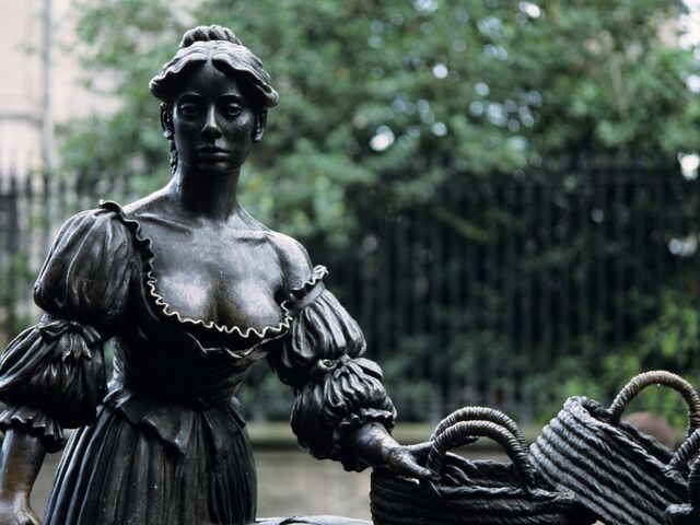 why-people-touch-Molly-Malone-statue-breast-2025-03-51b1ecce9286cfbdafa5c2a4dc645f76 The idol of a woman is built on the road, people do dirty acts, the condition of the effigy has come to stop!