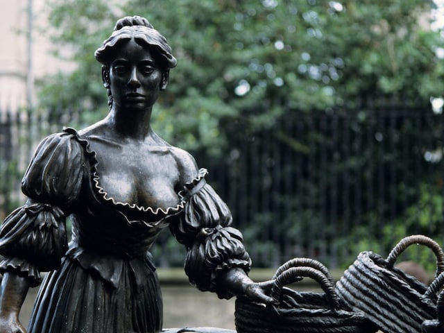 why-people-touch-Molly-Malone-statue-breast-2025-03-51b1ecce9286cfbdafa5c2a4dc645f76 The idol of a woman is built on the road, people do dirty acts, the condition of the effigy has come to stop!