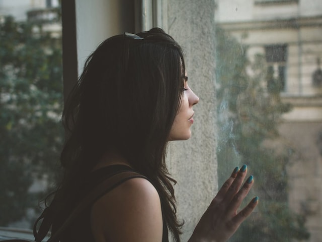 woman-sad-2025-03-f753bdd7f7f221a13e5f747fb7fd390b 'Maam, you are dead', all the closed cards, the canceled passport, the bank gave the reason, then the woman was shocked!