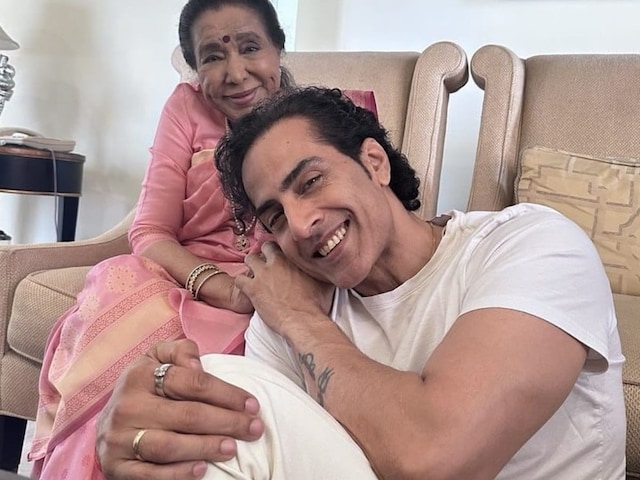 Legends don't get tired ... ', Sudhanshu Pandey shared pictures with Asha Bhosle Legends don't get tired ... ', Sudhanshu Pandey shared pictures with Asha Bhosle