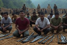 बीजापुर में नक्सलियों ने डाली बंदूक! 24 लाख के इनामी समेत 9 माओवादियां सरेंडर