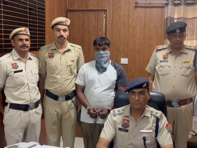 'ब्लैक बैग में करोड़ ...', युवक पाक से चीज़ के लिए एक बस में था, पुलिस चुप रही 'ब्लैक बैग में करोड़ ...', युवक पाक से चीज़ के लिए एक बस में था, पुलिस चुप रही
