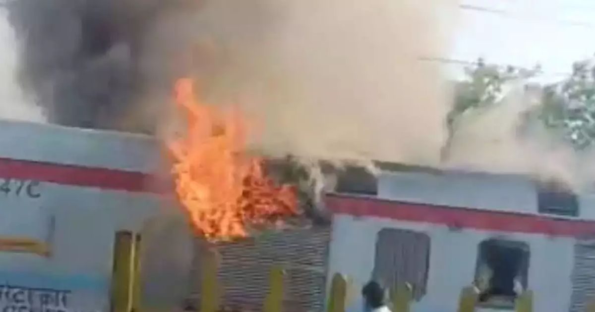 Fire Train Injan Ujjain News : बिलासपुर-बीकानेर एक्सप्रेस ट्रेन में आग, धमाके के बाद ...
