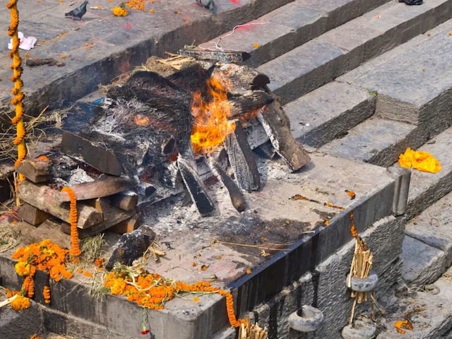 अंतिम संस्कार के 3 दिन बाद क्यों अस्थियां इकठ्ठा करना होता है जरूरी? अंतिम संस्कार के 3 दिन बाद क्यों अस्थियां इकठ्ठा करना होता है जरूरी?