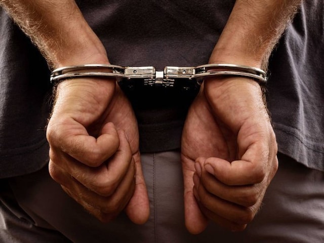 सिगरेट के चक्कर में हुआ खेल, पहले लगी लाखों की चपत, फिर 2 कारोबारी पहुंचे जेल सिगरेट के चक्कर में हुआ खेल, पहले लगी लाखों की चपत, फिर 2 कारोबारी पहुंचे जेल
