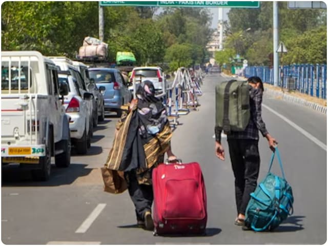 'भारत छोड़ो' नोटिस के बाद 536 पाकिस्तानियों ने अटारी बॉर्डर से देश छोड़ा 'भारत छोड़ो' नोटिस के बाद 536 पाकिस्तानियों ने अटारी बॉर्डर से देश छोड़ा