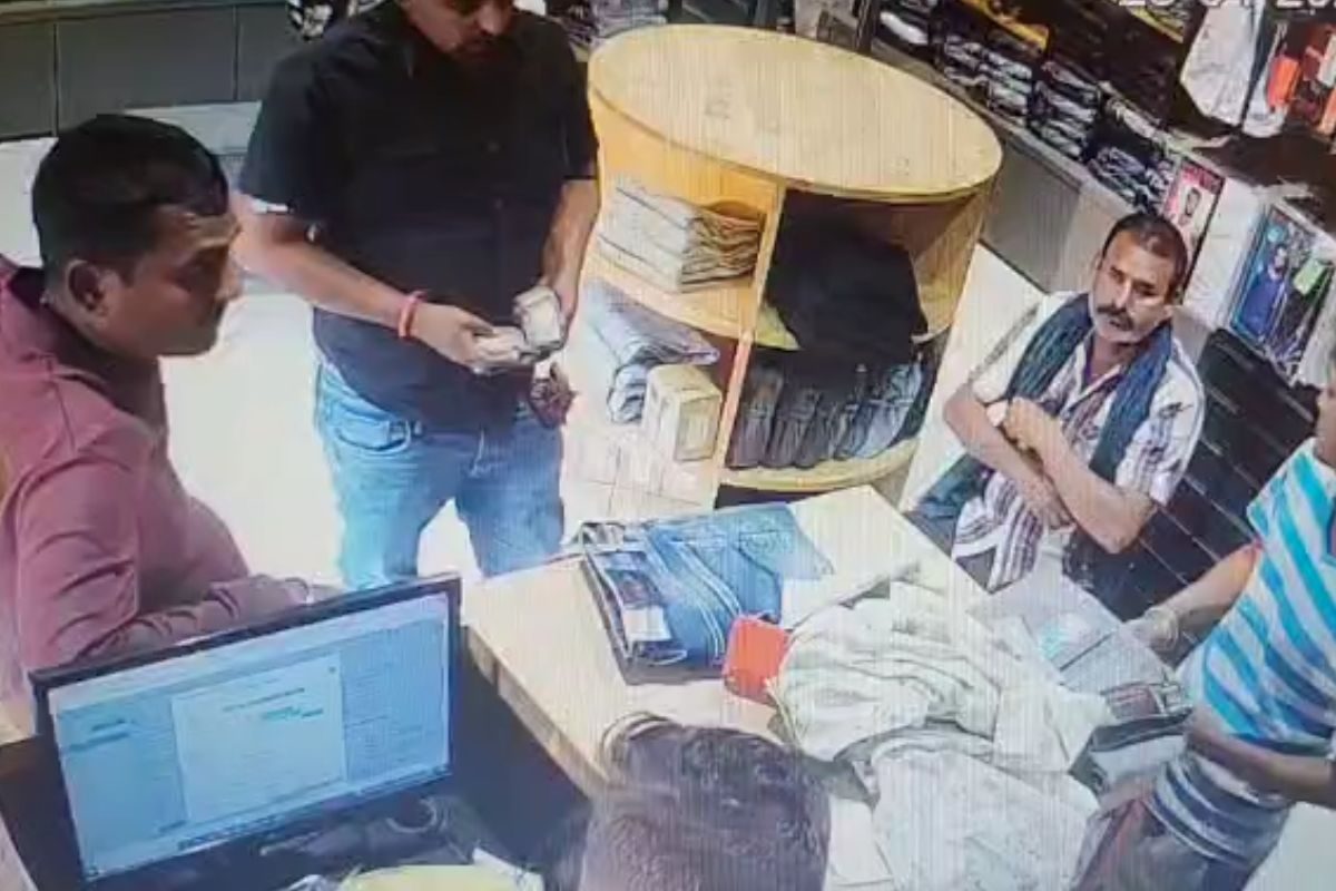 शोरूम में कपड़े लेने पहुंचे 3 लोग, बारी-बारी से खरीदा ड्रेस, जाते-जाते कांड!