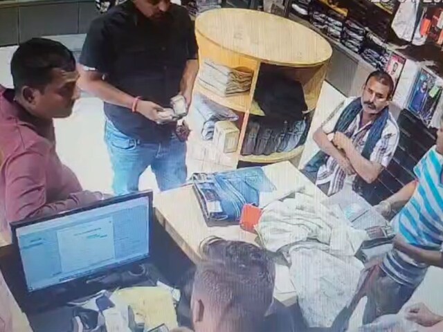 शोरूम में कपड़े लेने पहुंचे 3 लोग, बारी-बारी से खरीदा ड्रेस, जाते-जाते कांड!