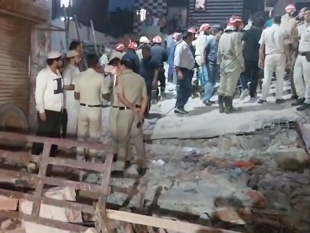 दिल्ली के दयालपुर में चार मंजिला इमारत गिरी, मलबे से निकाले 14 लोग, 4 की मौत