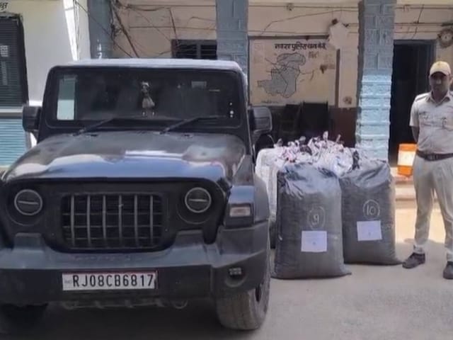 थार गति से चल रहा था, ड्राइवर ने त्वरक को दबा दिया जैसे ही पुलिस ने देखा थार गति से चल रहा था, ड्राइवर ने त्वरक को दबा दिया जैसे ही पुलिस ने देखा