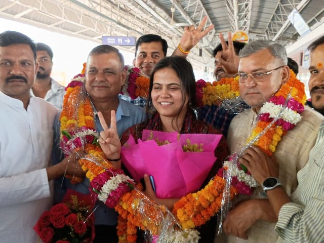 Shakti Dubey: पापा को विश्वास था- मैं IAS बनूंगी, टॉपर बनने का नहीं था अंदाज Shakti Dubey: पापा को विश्वास था- मैं IAS बनूंगी, टॉपर बनने का नहीं था अंदाज