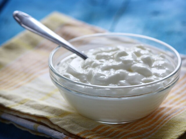 दही के साथ भूलकर भी न खाएं 5 चीजें, स्किन और हेल्थ को पहुंचा सकती है नुकसान!