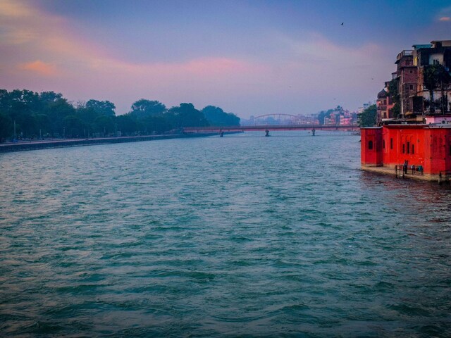 6जगहों पर करें गंगा जल का छिड़काव, घर पर दिखेगा शुभ असर, लक्ष्मीजी मिलेगी कृपा