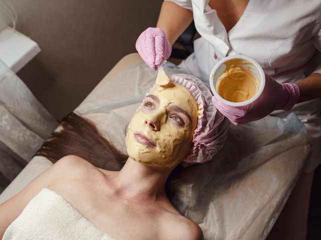 Get glow like a parlor? Gold facials with household goods, follow 4 steps Get glow like a parlor? Gold facials with household goods, follow 4 steps