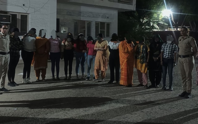 23 लड़कियां शरीर के व्यापार के लिए ग्राहकों की तलाश कर रही थीं, लाल रंग से एक भगदड़ 23 लड़कियां शरीर के व्यापार के लिए ग्राहकों की तलाश कर रही थीं, लाल रंग से एक भगदड़