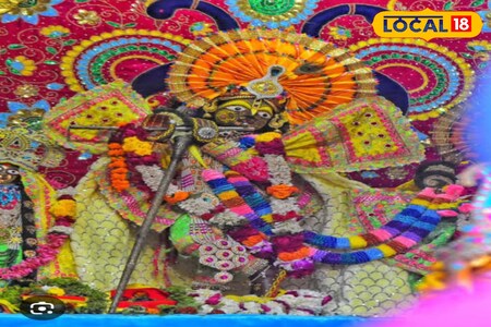 वृंदावन यमुना नदी के किनारे बसा हुआ है, इसलिए यह नदी यहां बहुत महत्वपूर्ण है. यमुना नदी का भगवान श्री कृष्ण से गहरा संबंध है और इसे उनकी बहन कहा जाता है. गंगा के समान, यह नदी भी भारत की पवित्र नदियों में से एक है.