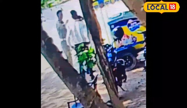झांसी में खाकी की गुंडई… आइसक्रीम के पैसे मांगने पर युवक को किया लहूलुहान! वीडियो वायरल झांसी में खाकी की गुंडई… आइसक्रीम के पैसे मांगने पर युवक को किया लहूलुहान! वीडियो वायरल
