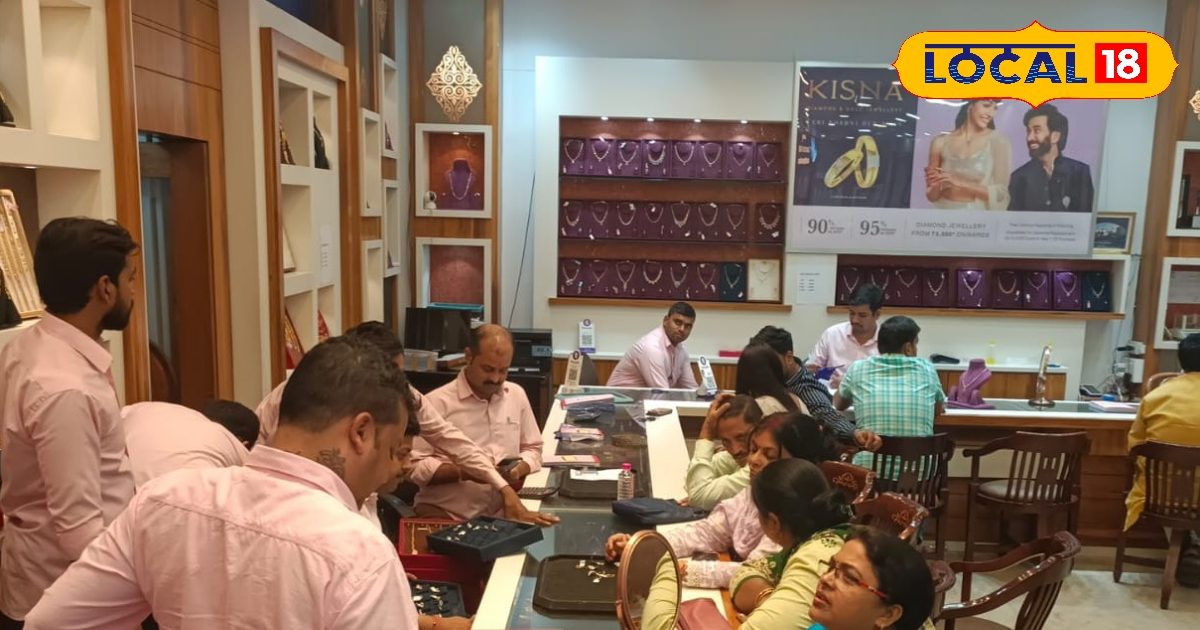 Akshaya Tritiya 2025: अक्षय तृतीया पर सोने की खरीदारी में भीड़, इन ऑफर ने ग्राहकों को अपनी ओर खींचा