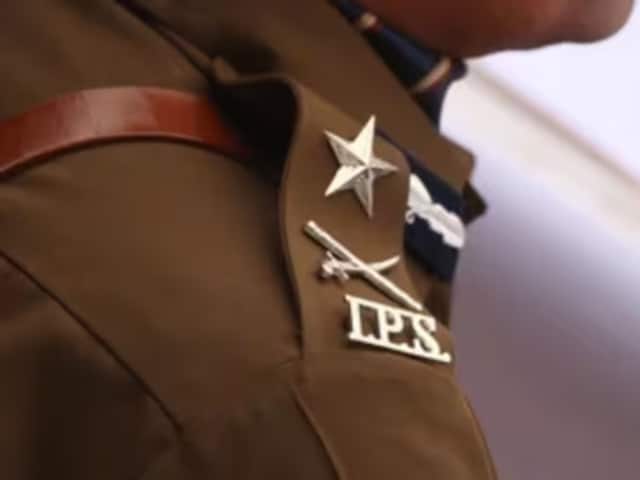 कार में IPS, साथ में दोस्त... फिर हुआ कुछ ऐसा कि थाने में देना पड़ा माफीनामा कार में IPS, साथ में दोस्त... फिर हुआ कुछ ऐसा कि थाने में देना पड़ा माफीनामा