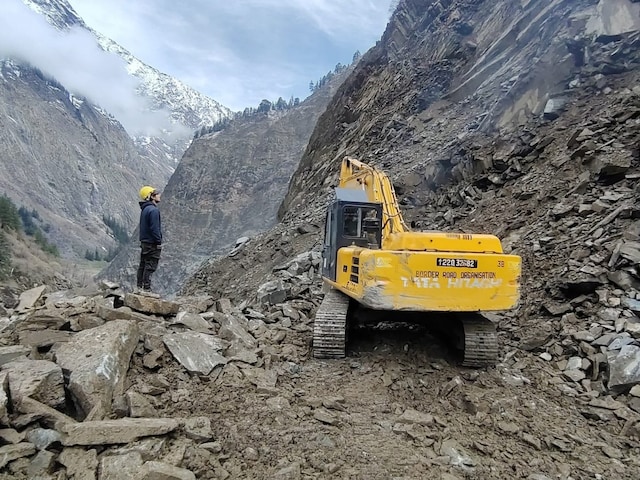आदि कैलाश के रास्ते पर भारी भूस्खलन, चीन सीमा से कटा संपर्क, जयशंकर जा रहे US