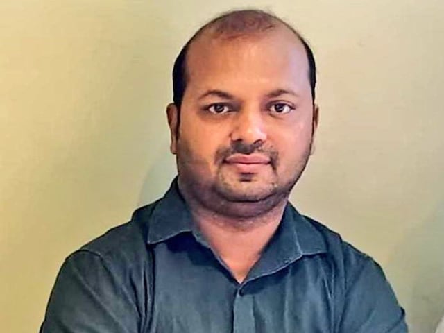 आतंकियों के आगे भी मनीष रंजन ने दिखाई इंटेलिजेंसी, पत्नी और बच्चों से कहा... आतंकियों के आगे भी मनीष रंजन ने दिखाई इंटेलिजेंसी, पत्नी और बच्चों से कहा...