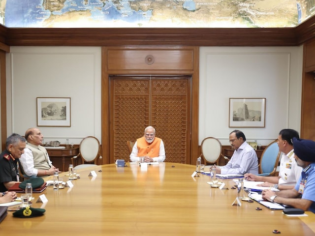 सेना अटैक का वक्त और टारगेट तय करे... पीएम मोदी का आर्मी को आदेश सेना अटैक का वक्त और टारगेट तय करे... पीएम मोदी का आर्मी को आदेश