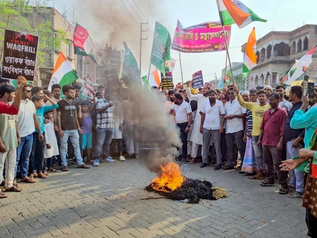 मुर्शिदाबाद में कितने हिन्दू-कितने मुसलमान? ममता के सॉफ्ट कॉर्नर की समझें वजह मुर्शिदाबाद में कितने हिन्दू-कितने मुसलमान? ममता के सॉफ्ट कॉर्नर की समझें वजह