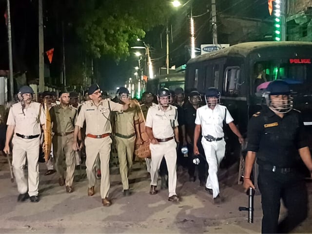 मुर्शिदाबाद हिंसा पर मौलाना की मुसलमानों से अपील, चप्पे-चप्पे पर पुलिस का पहरा मुर्शिदाबाद हिंसा पर मौलाना की मुसलमानों से अपील, चप्पे-चप्पे पर पुलिस का पहरा