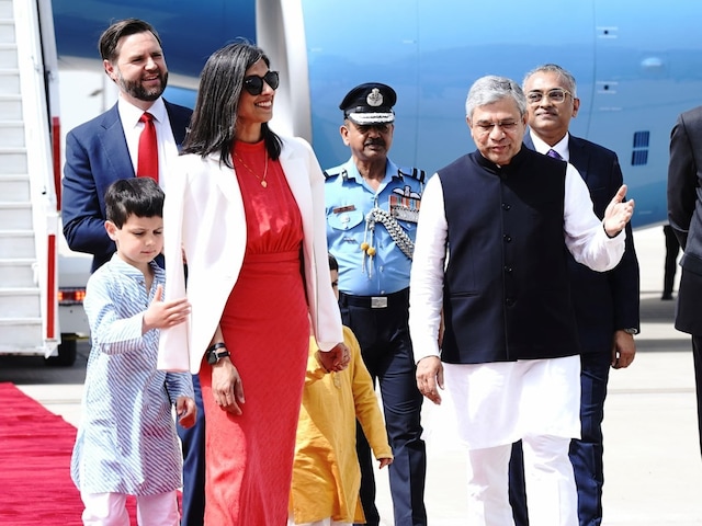 अमेरिकी उपराष्ट्रपति जेडी वेंस का विमान भारत में उतरा, अक्षरधाम मंदिर पहुंचे अमेरिकी उपराष्ट्रपति जेडी वेंस का विमान भारत में उतरा, अक्षरधाम मंदिर पहुंचे