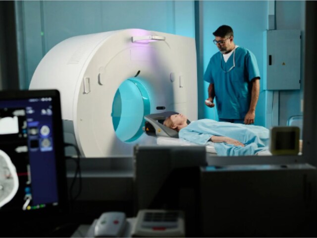 Old-woman-brain-needle-shocking-CT-scan-wartime-secret-survival-miracle-khud-ka-raaz-dimaag-mein-sui-2025-04-4f2480ee0c923e739586b45a41041fdb A woman living like an ordinary person, then the age of 80 was revealed, which the doctor also surprised to see!