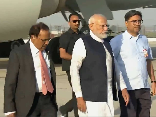 PM मोदी लौटे दिल्ली, एयरपोर्ट पर साथ दिखे डोभाल, पहलगाम हमले का होगा हिसाब PM मोदी लौटे दिल्ली, एयरपोर्ट पर साथ दिखे डोभाल, पहलगाम हमले का होगा हिसाब