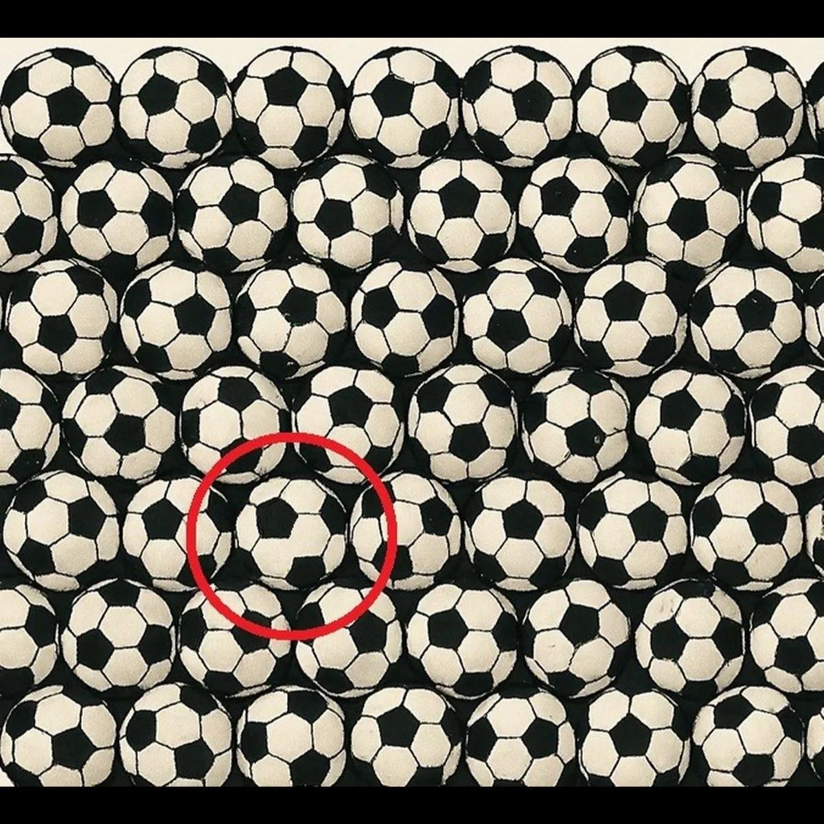 Red-circle-Optical-Illusion-Can-you-spot-Brainteaser-Betboo-Can-you-find-Puzzle-Football-Champions-League-1200-x-1200-px-2025-04-c3d970518774fdadaeef1de3d13c061e The most different football is to find in 20 seconds