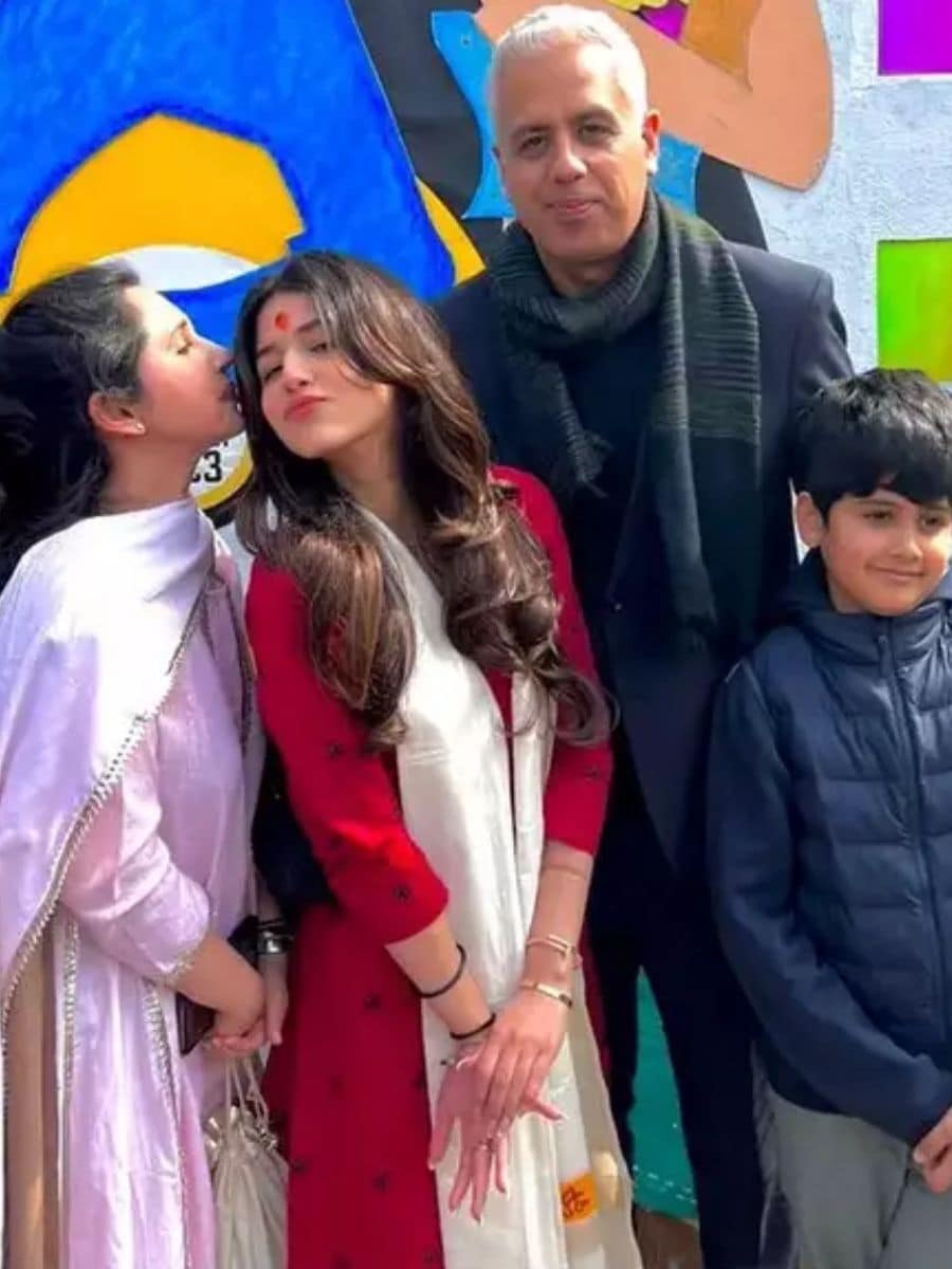 Rajesh Khanna's younger son -in -law, Rajesh Khanna's younger daughter Rinki, Rinki Khanna, Rinki Khanna's films, Rajesh Khanna Son in Law, Rajesh Khanna Daughters, Rajesh Khanna Rinke Khanna, Rinke Khanna Husband Net Worth, Rajesh Khanna Husband Net Worth Daughter Naomika Saran, Sameer Saran Net Worth, Akshay Kumar Net Wort, Rajesh Khanna Son in Law, Sameer Saran, Akshay Kumar Net Wort, Rajesh Khanna Family, Same Sameer SAMEER SAMEER SAMEER SAMER SAMER SAMER SAMER SAMER Kumar brother in law