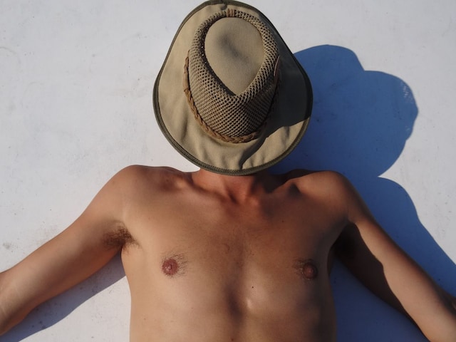 Tanning-man-401-Canva-2025-04-ac168b06c6808d480025e907547a5cf2 Chinese's 'Kuch Aa Sant' Hao changed his color with tanning, video viral.