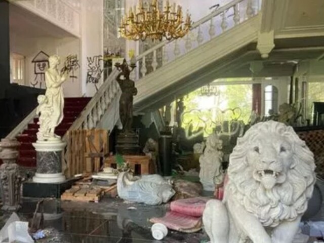 Tiger-mansion-001-You-tube-grab-2025-04-ae6333268cb18c09a1e877dd1ddf8a61 Lakhs of goods are eating dust in deserted bungalows, car is deserted like Rolls Royce