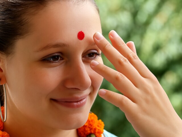 कहीं आप भी तो तिलक लगाते समय नहीं करते ये बड़ी गलती, इन नियमों को रखें ध्यान