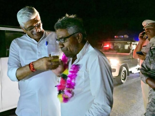 केंद्रीय मंत्री गजेंद्र शेखावत का काफिला अचानक रात में रुक गया, फिर क्या हुआ ... केंद्रीय मंत्री गजेंद्र शेखावत का काफिला अचानक रात में रुक गया, फिर क्या हुआ ...