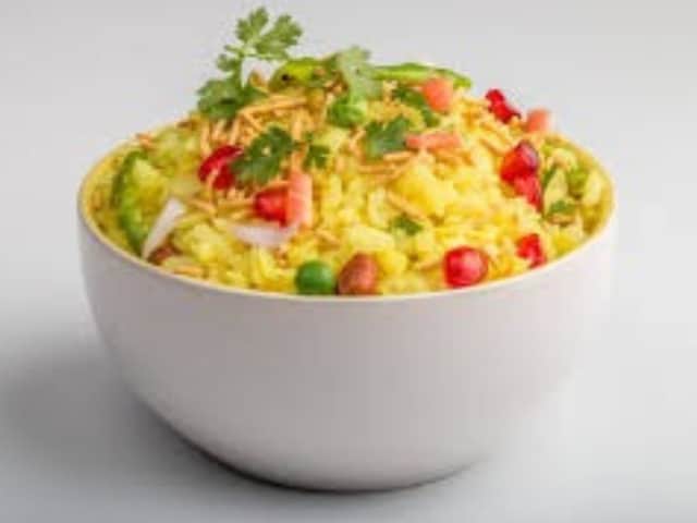 पोहा को खिला-खिला और लजीज बनाने के लिए अपनाइए ये तरीके, नोट कर लें आसान रेसिपी पोहा को खिला-खिला और लजीज बनाने के लिए अपनाइए ये तरीके, नोट कर लें आसान रेसिपी