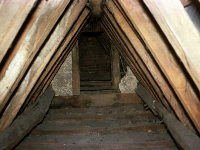 attic-mystery-2025-04-07383fecd211f733d89a61c79e996724 The person reached the new house, 'mysterious room' showed only after 2 days, the bed was laid, till the pillow!