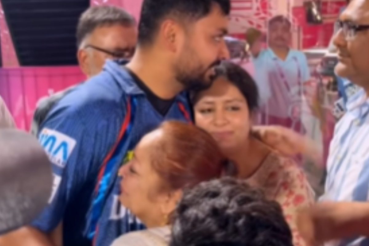 VIDEO: बॉलर ने आखिरी गेंद पर टीम को दिलाई जीत, बेटे से लिपटकर खूब रोई मां