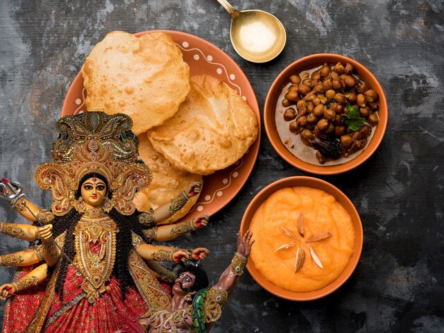 नवरात्रि पर प्रसाद में क्यों चढ़ाया जाता है हलवा, पूड़ी और चना? जानें लॉजिक